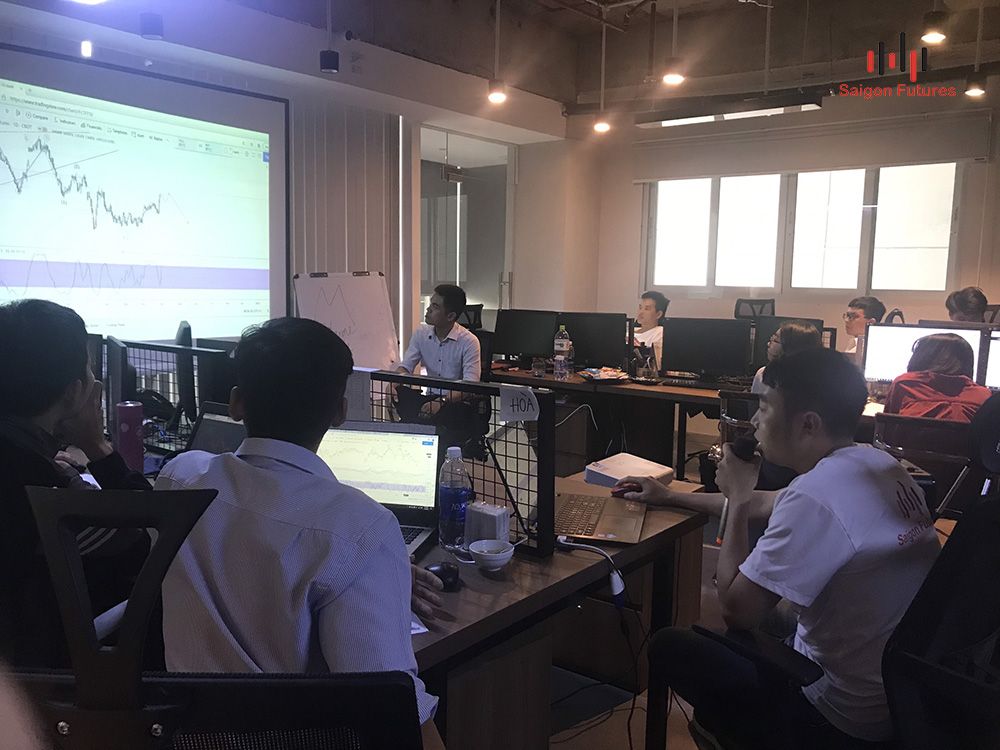 Các chuyên viên môi giới tại Saigon Futures trải nghiệm thực tế